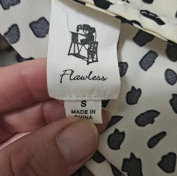 VICI Flawless Well Behaved Printed Pocketed Tie Romper. Size small - Picture 6 of 16